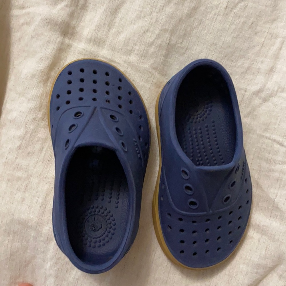 Native Miller little kids shoes size 6